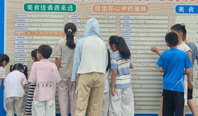 学校打破常规布局的圆形篮球场藏在树林